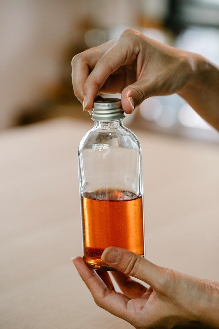 Hand hält eine Flasche mit Shampoo ohne Sodium Laureth Sulfate